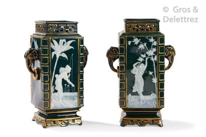 MINTON Paire de vases chinoisants en porcelaine émaillée verte et blanche rehaussée...
