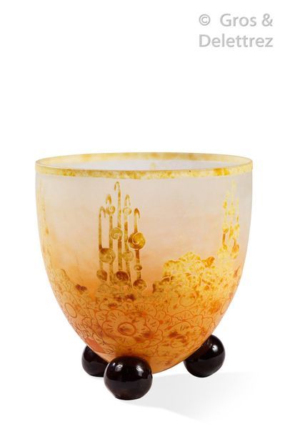 LE VERRE FRANÇAIS Vase ovoïde sur tous pieds boule en verre doublé à décor dégagé...