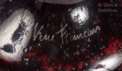 LE VERRE FRANÇAIS Vase balustre en verre doublé à décor dégagé à l’acide des motifs...