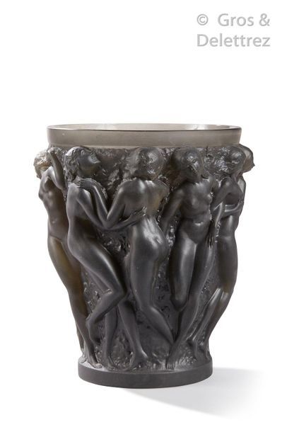 René LALIQUE (1860-1945) Vase «?Bacchantes?» en verre moulé-pressé teinté noir

Signé...