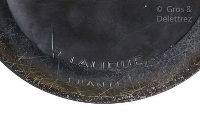 René LALIQUE (1860-1945) Vase «?Bacchantes?» en verre moulé-pressé teinté noir

Signé...
