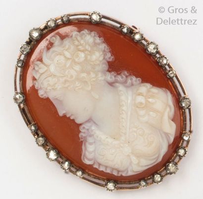 null Yellow gold brooch, adorned with a cameo on carnelian representing a woman in...