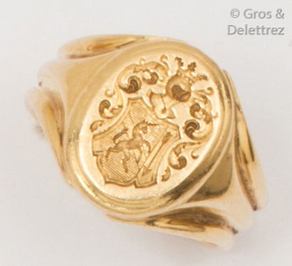 null Ring " Chevalière " in yellow gold, decorated with a coat of arms. Tour of doigt :...