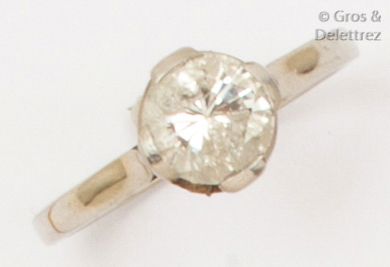 null Bague «?Solitaire?» en or gris, ornée d’un diamant taillé en brillant calibrant...