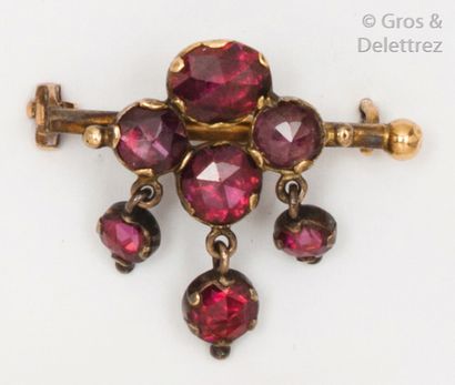 null Broche en or et argent, ornée de tourmalines taillés à facettes sur paillons....