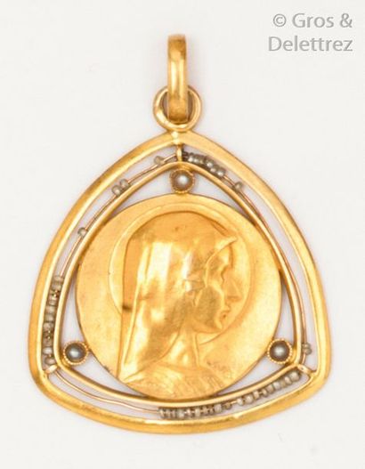 null Médaille en or jaune représentant la Vierge dans un entourage triangulaire serti...