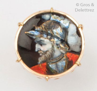 null Yellow gold ring set with a polychrome enamelled miniature with a man's profile...