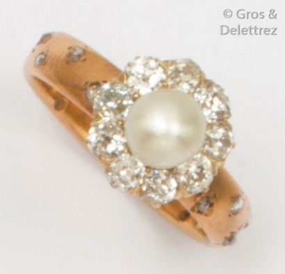 null Yellow gold ring, decorated with a cultured pearl in a circle of old cut diamonds....