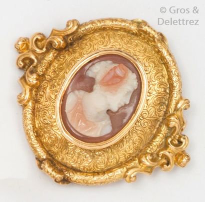 null Broche en or jaune ciselé et gravé de rinceaux feuillagés, ornée d’un camée...