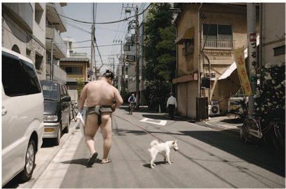 Philippe Marinig (1962) Lutteur dans les rues de Tokyo près de son école Isegahama...