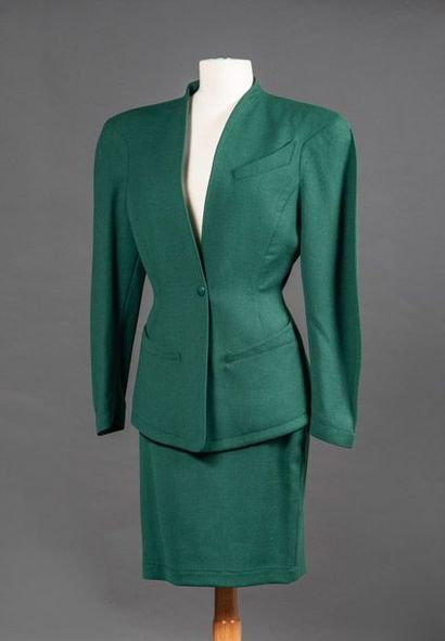 Thierry MUGLER Tailleur en lainage vert, composé d'une veste, décolleté en V, simple...