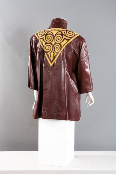 Idéal cuir pour Claude MONTANA, circa 1988-1989 Robe de forme droite en daim jaune,...