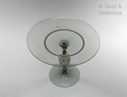 null Large tazza with a bowl decorated with concentric white and red fillets and...