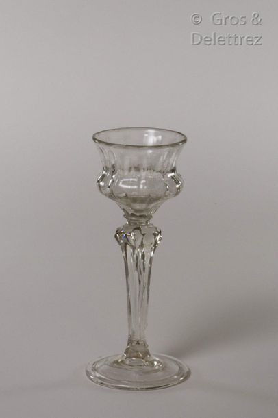 null Gobichon (verre à fruit) sur haute jambe à section carrée.

France, XVIIIe siècle

Haut...