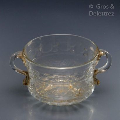 null Rafraichissoir à verre en verre moulé.

France, XVIIIe siècle

Haut : 8cm /...
