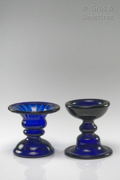 null Deux salerons en verre bleu.

France, XVIIIe siècle

Haut : 8cm