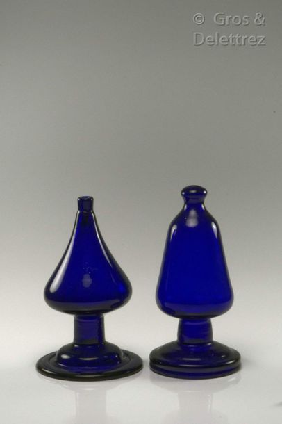 null Deux secouettes en verre bleu.

France, fin XVIIIe siècle

Haut : 12,5cm