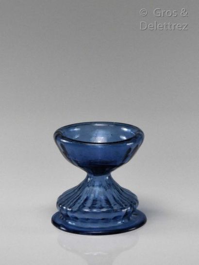 null Saleron en verre bleu.

France, fin XVIIe-début XVIIIe siècle

Haut : 6cm