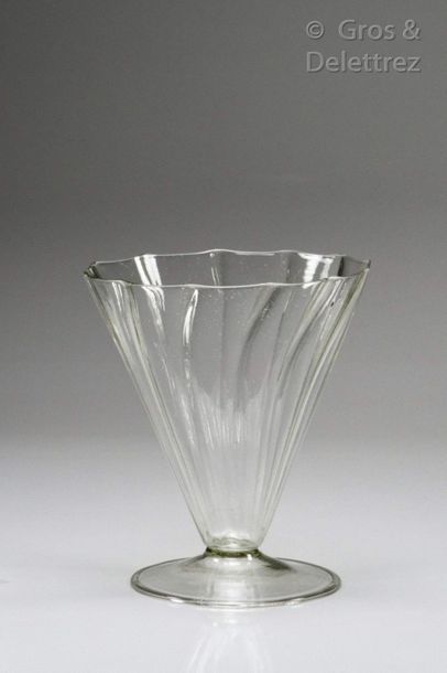 null Verre à coupe ondoyante sur pied.

France, XVIe siècle

Haut : 14,1cm / Diam...