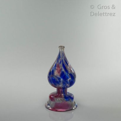 null Secouette en verre incolore marbré de rouge et de bleu.

France, XIXe siècle

Haut...
