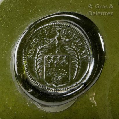 null Bouteille à long col portant le sceau du sacre de Louis XV. 

France (Champagne),...