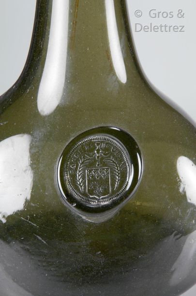 null Bottle with long neck bearing the seal of the coronation of Louis XV. 

France...