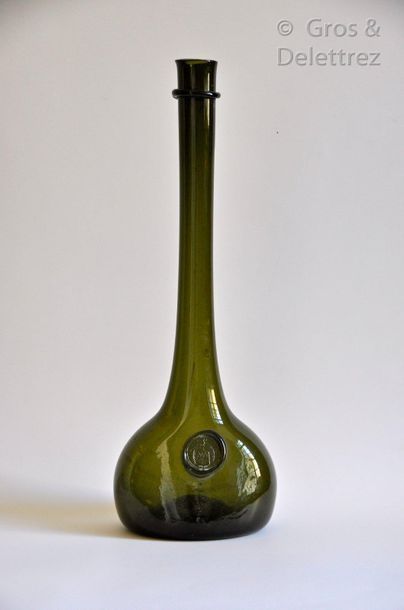 null Bottle with long neck bearing the seal of the coronation of Louis XV. 

France...