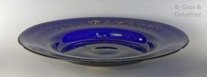 null Large blue glass dish cold decorated with foliated and gold friezes.

Innsbruck,...