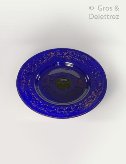 null Large blue glass dish cold decorated with foliated and gold friezes.

Innsbruck,...