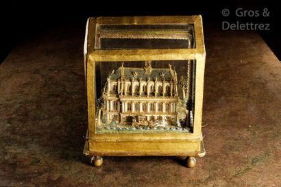 null Rare maquette en carton découpé et doré représentant la Chapelle royale de Versailles,...