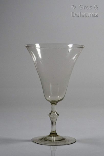 null Verre à coupe campaniforme sur jambe ; métal jaune.

France, fin XVIIe - début...