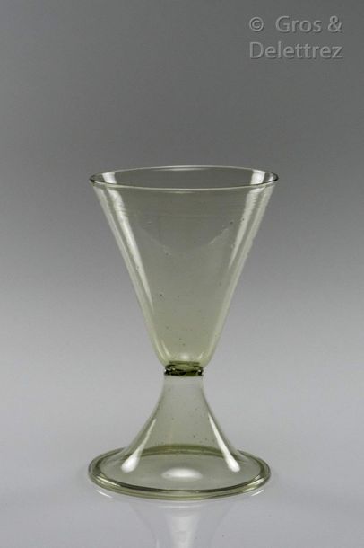 null Verre biconique ; métal jaune.

Espagne (Catalogne), XVIIe siècle

Haut : 12cm...