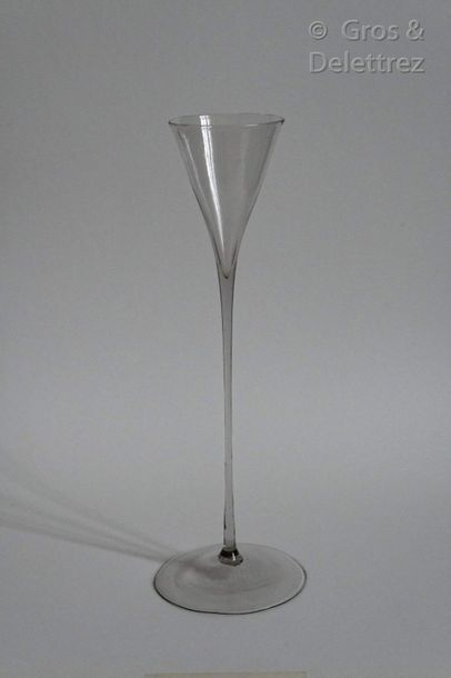 null Grand verre à coupe conique sur longue tige.

Pays-Bas, XVIIIe siècle

Haut...