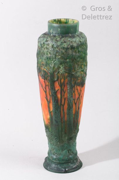 null DAUM NANCY 

Vase en verre soufflé multicouches à décor dégagé à l’acide d’arbres...