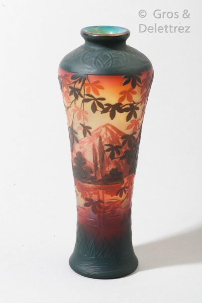 null DEVEZ 

Vase en verre doublé à décor dégagé à l’acide de motifs floraux et de...