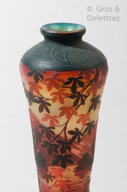 null DEVEZ 

Vase en verre doublé à décor dégagé à l’acide de motifs floraux et de...