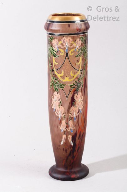 null LEGRAS Vase en verre teinté à décor émaillé de motifs floraux en polychromie...