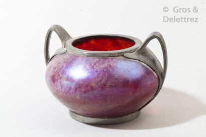 null TRAVAIL 1900-1920 Vase en verre et étain Signé H : 11,5 cm