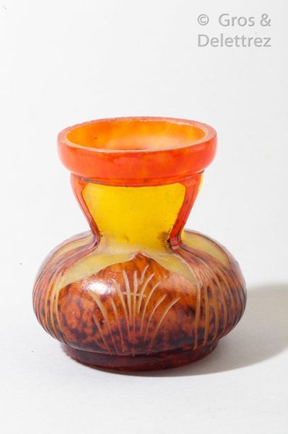 null LE VERRE FRANCAIS Vase en verre doublé à décor géométrique stylisé Signé Vers...