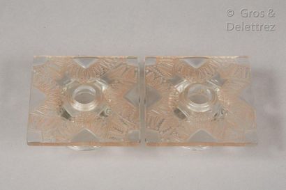 null René LALIQUE

Paire de bougeoirs en verre moulé-pressé

Signes « R.lalique »

H...