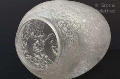 null Rene? LALIQUE (1860-1945)?Pendulette Vase »aux biches » en verre moulé pressé...