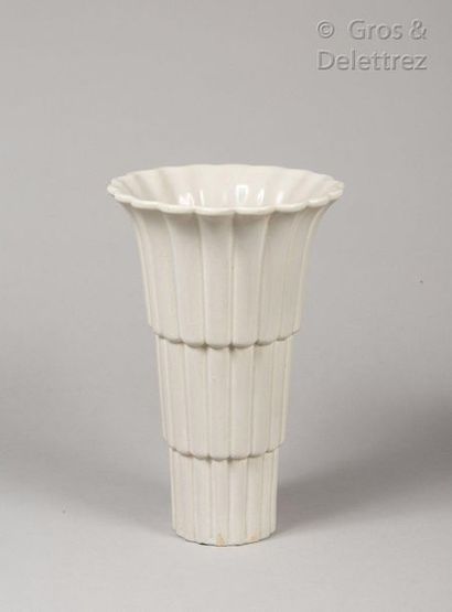 null Jean LUCE (1895-1954)

Vase tronconique en céramique émaillée grise

Signé

H...