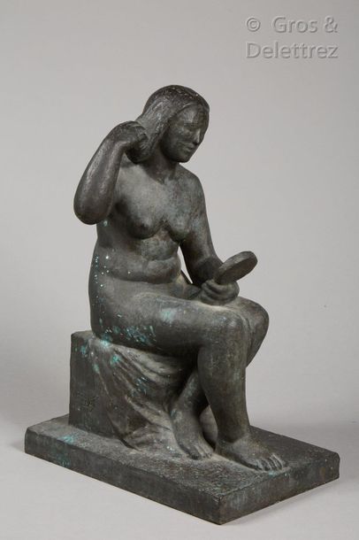 null René PAJOT (XXÈME)

« Femme se coiffant »

Sculpture en bronze à patine grise...