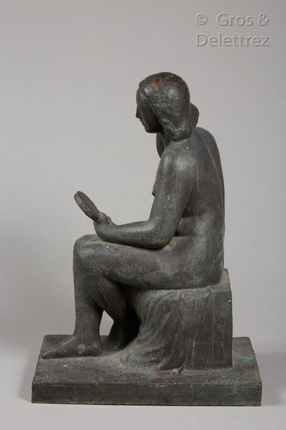 null René PAJOT (XXÈME)

« Femme se coiffant »

Sculpture en bronze à patine grise...