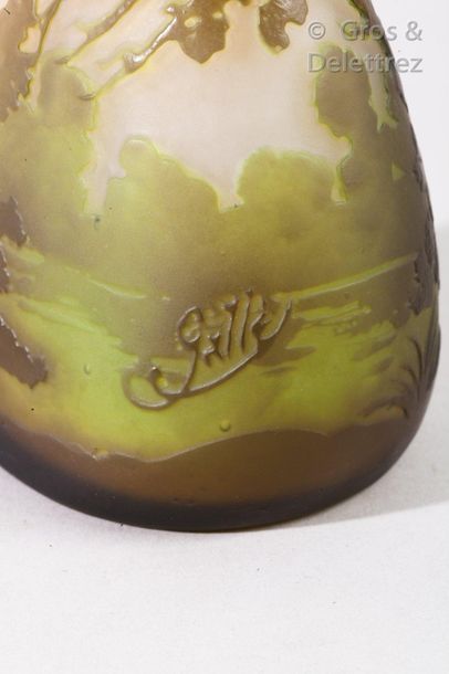 null 

ETABLISSEMENTS GALLE

Vase en verre doublé à décor dégagé à l’acide de motifs...