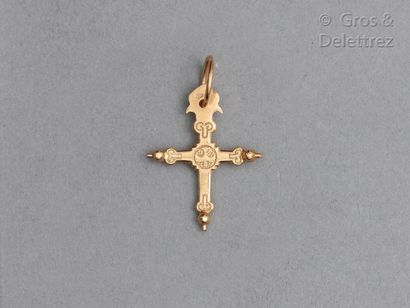 null Pendentif croix "Savoyarde" en or jaune ciselé. Longueur : 2.7 cm. P. Brut :...