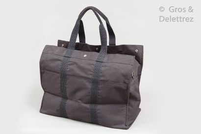 HERMÈS Paris made in France Herline" bag 47cm in grey canvas, zipper, snaps with...