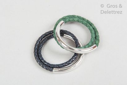 CHRISTOFLE Lot composé de deux bracelets tressés en cuir noir et daim vert, motif...