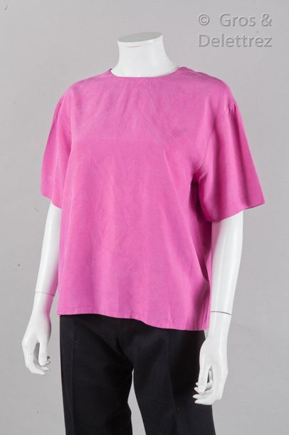 Christian DIOR Boutique Top en bourrette rose, encolure ronde, petites manches. Griffe...