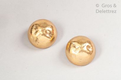 Yves Saint LAURENT Paire de clips d’oreille dôme en métal doré martelé. Signé sur...